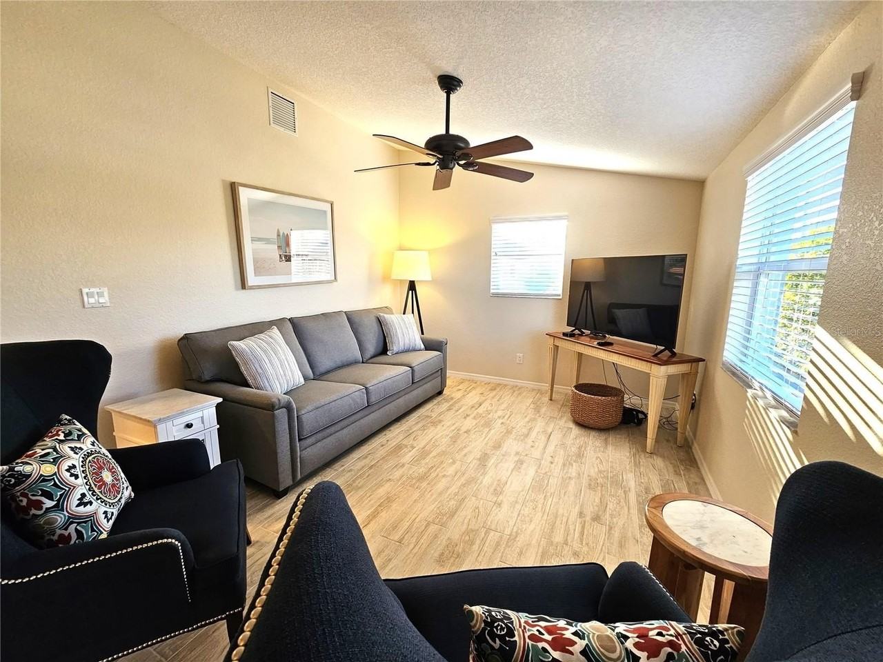 1153 Clark St - Photo 5 of 36
