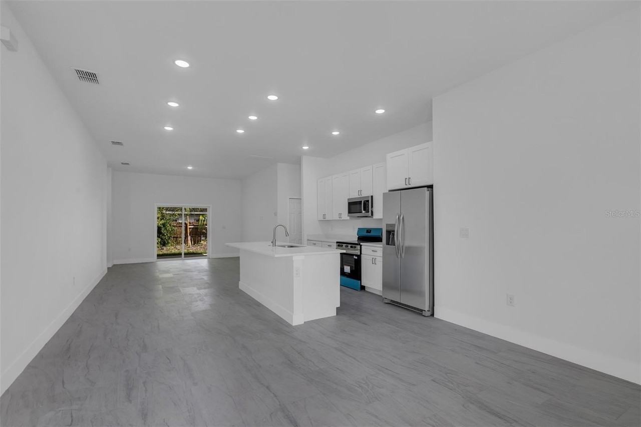 1221 Sw 5th St - Photo 2 of 15