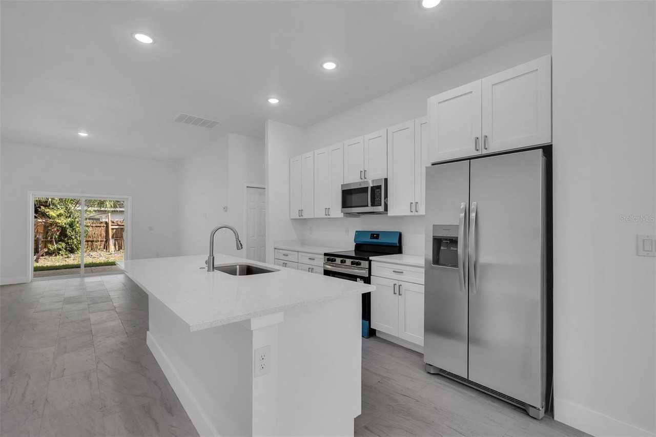 1221 Sw 5th St - Photo 3 of 15