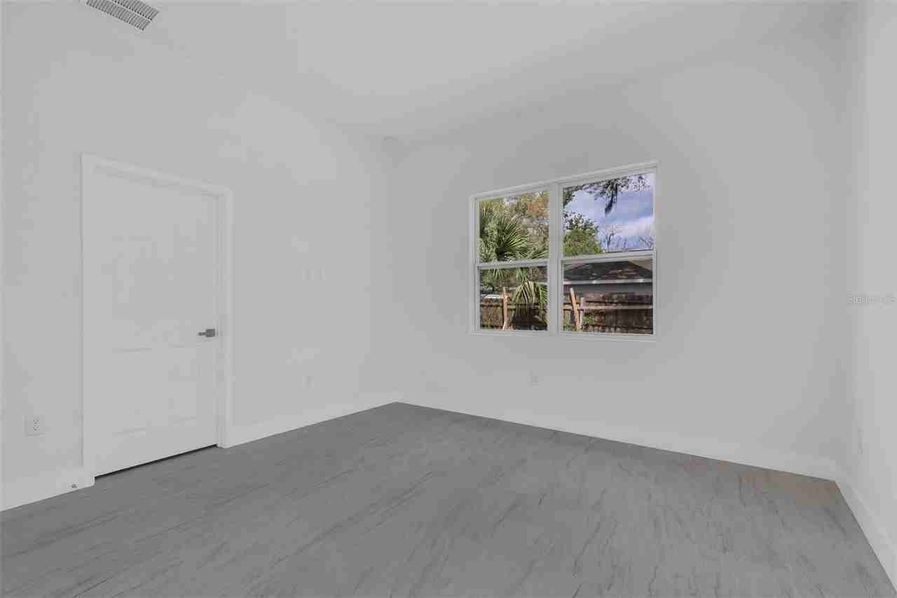 1221 Sw 5th St - Photo 4 of 15