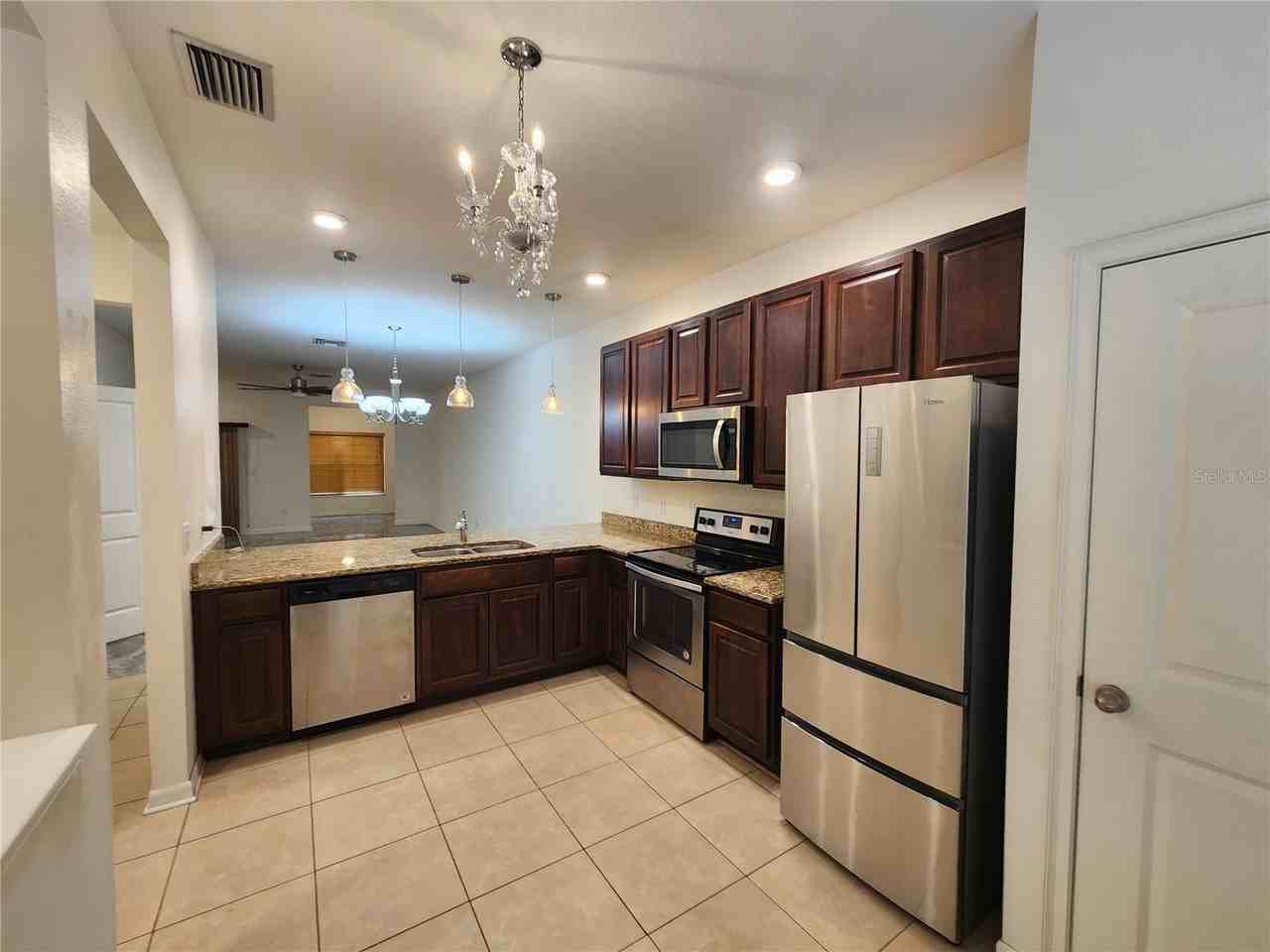 1112 Hillhurst Dr - Photo 4 of 41