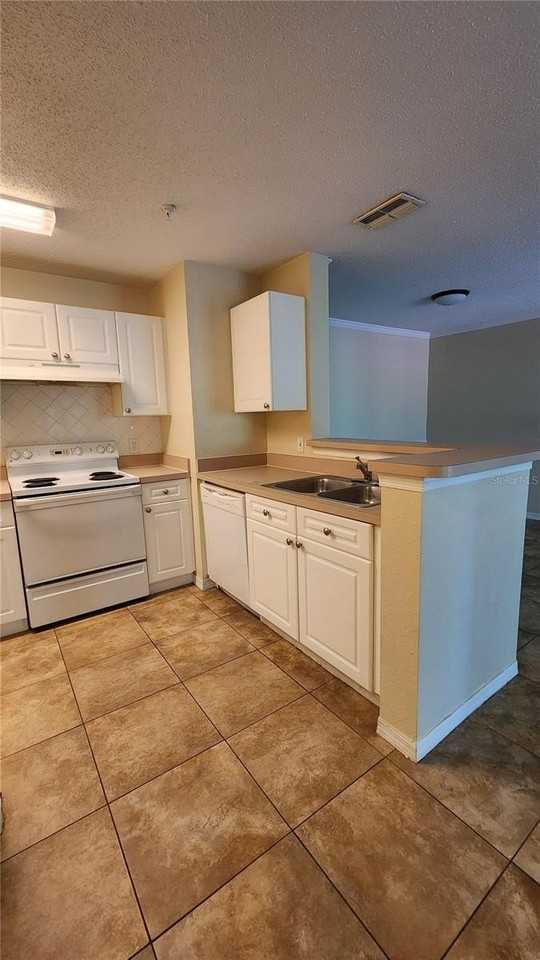 18001 Richmond Place Dr #1033 - Photo 4 of 7