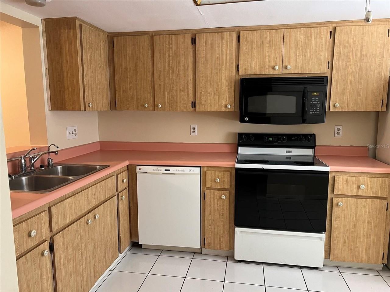2225 Lark Cir W #E - Photo 4 of 30
