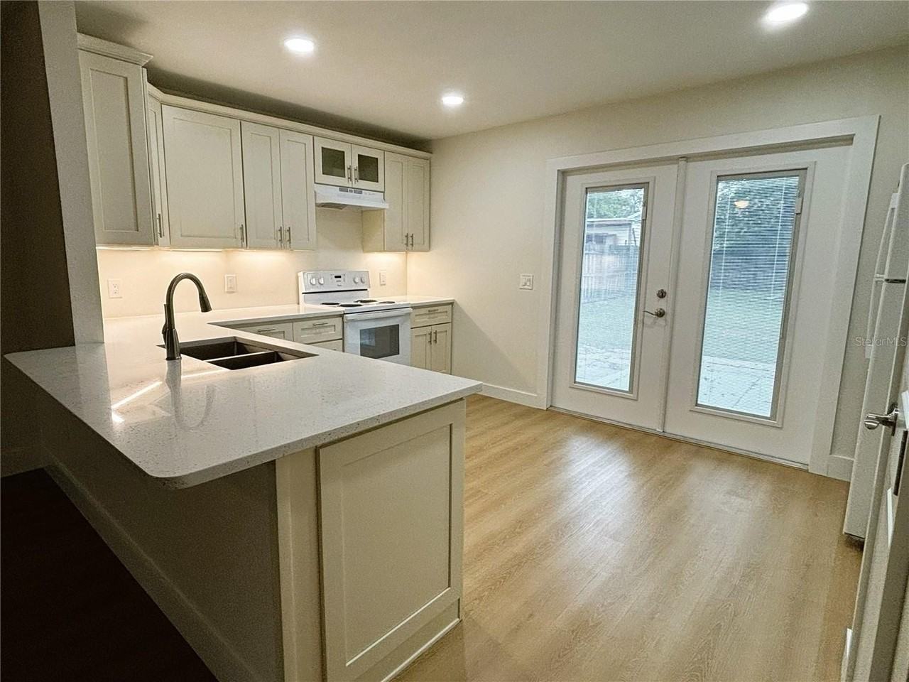 220 W North St - Photo 2 of 14
