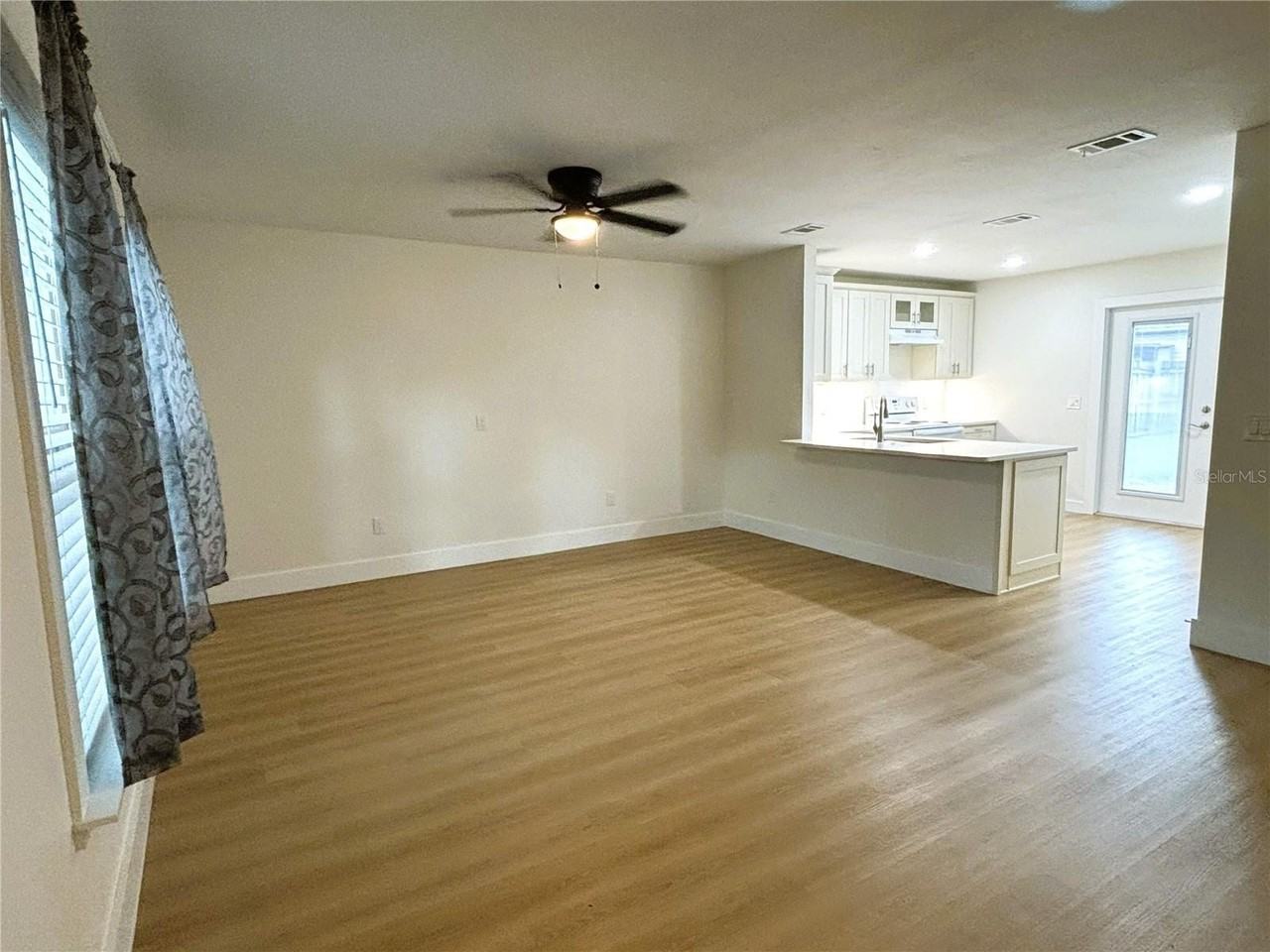 220 W North St - Photo 3 of 14