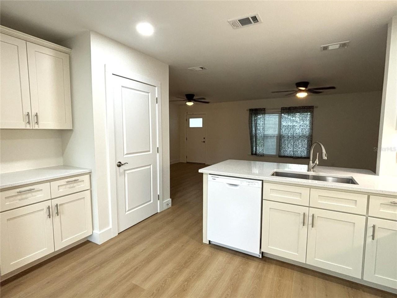 220 W North St - Photo 4 of 14