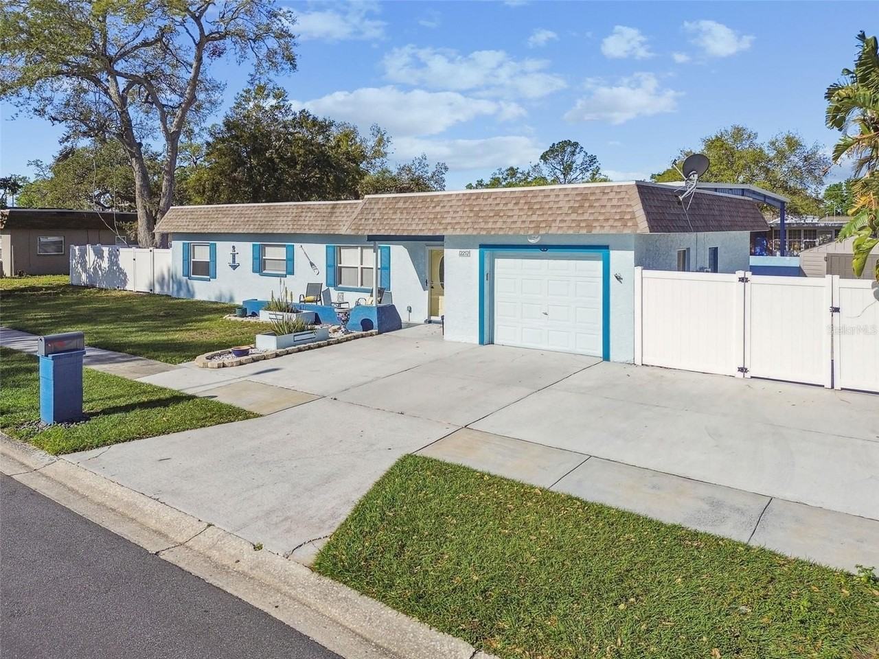 12252 Eldon Dr - Photo 3 of 50