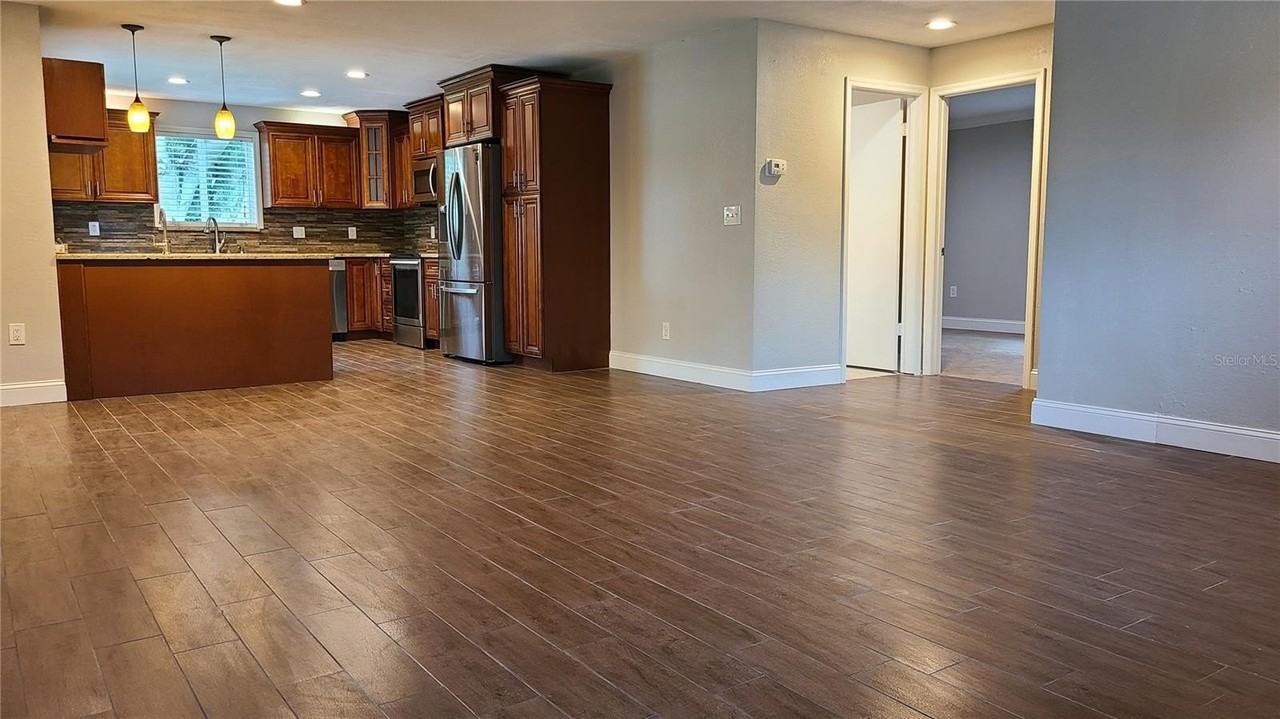 1718 Cardinal Dr - Photo 3 of 27