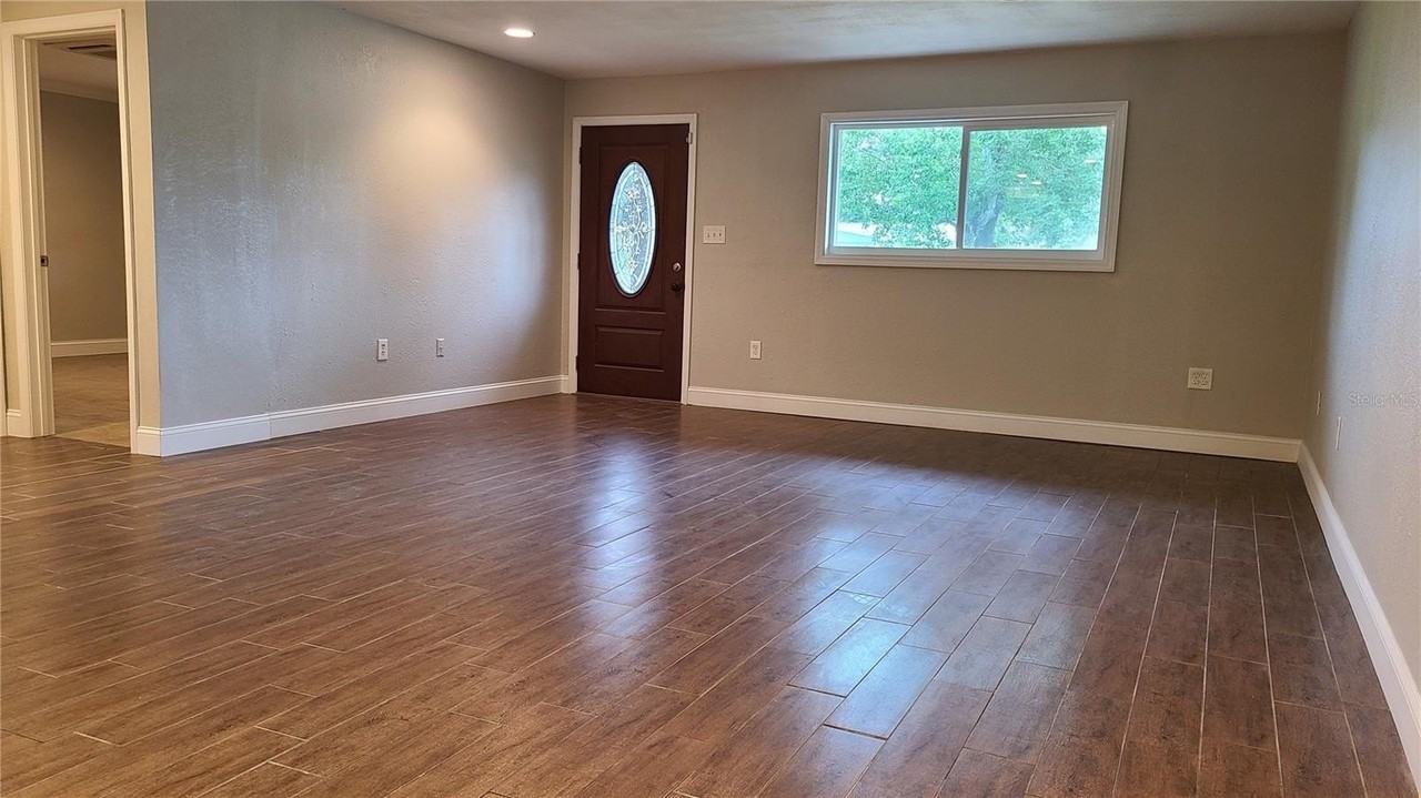 1718 Cardinal Dr - Photo 4 of 27