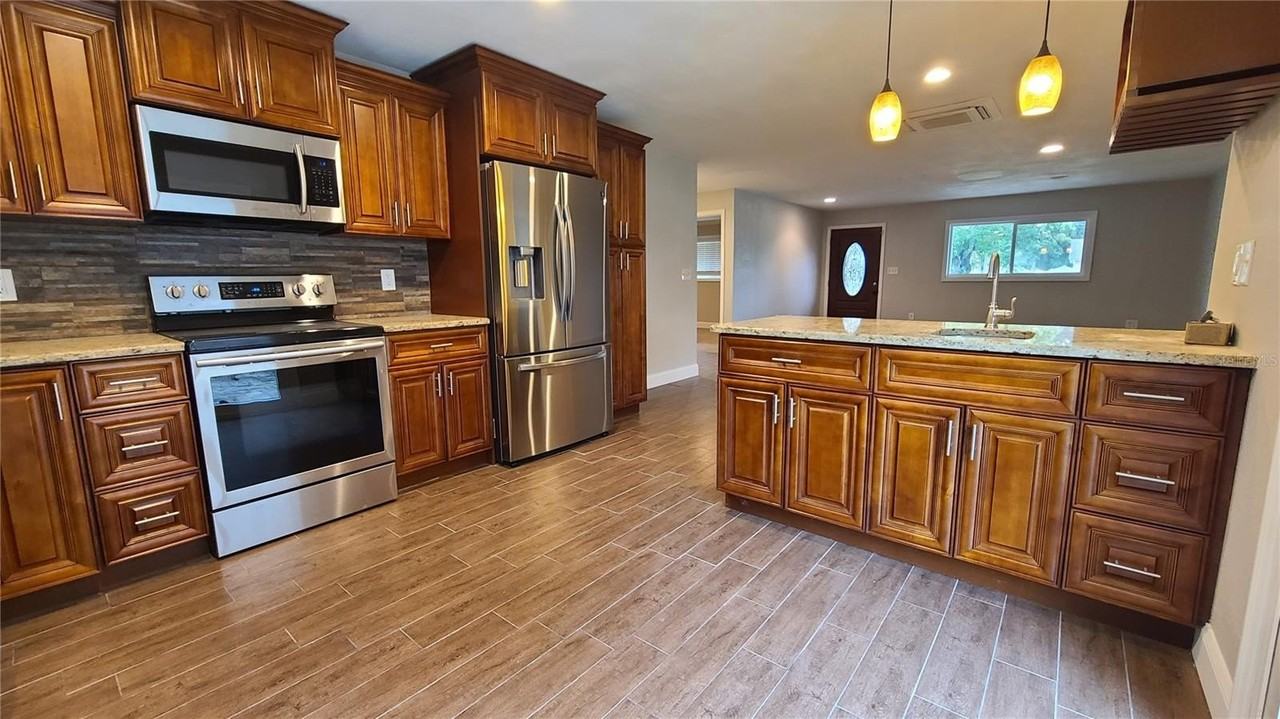 1718 Cardinal Dr - Photo 6 of 27