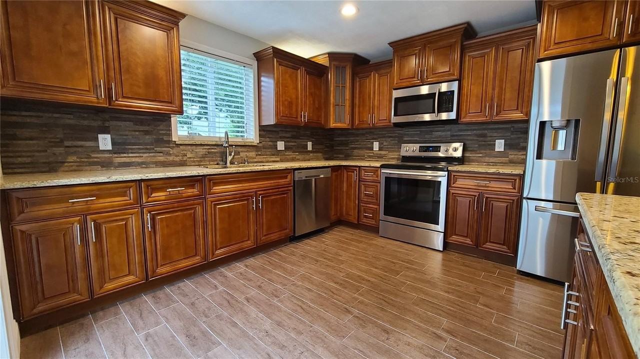 1718 Cardinal Dr - Photo 7 of 27