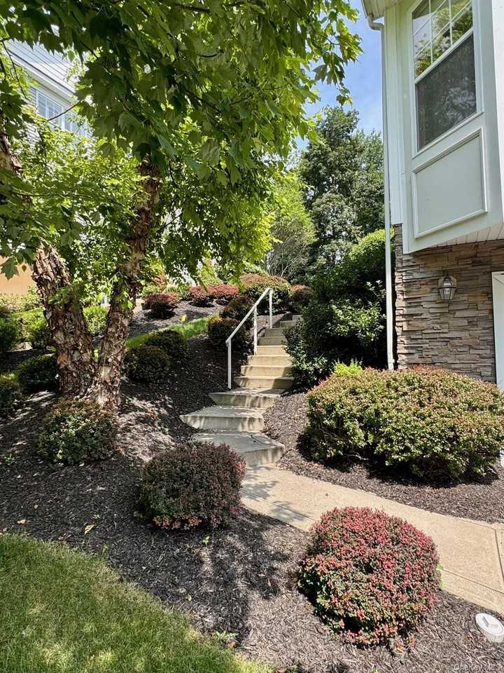 8 Green Ct - Photo 3 of 48