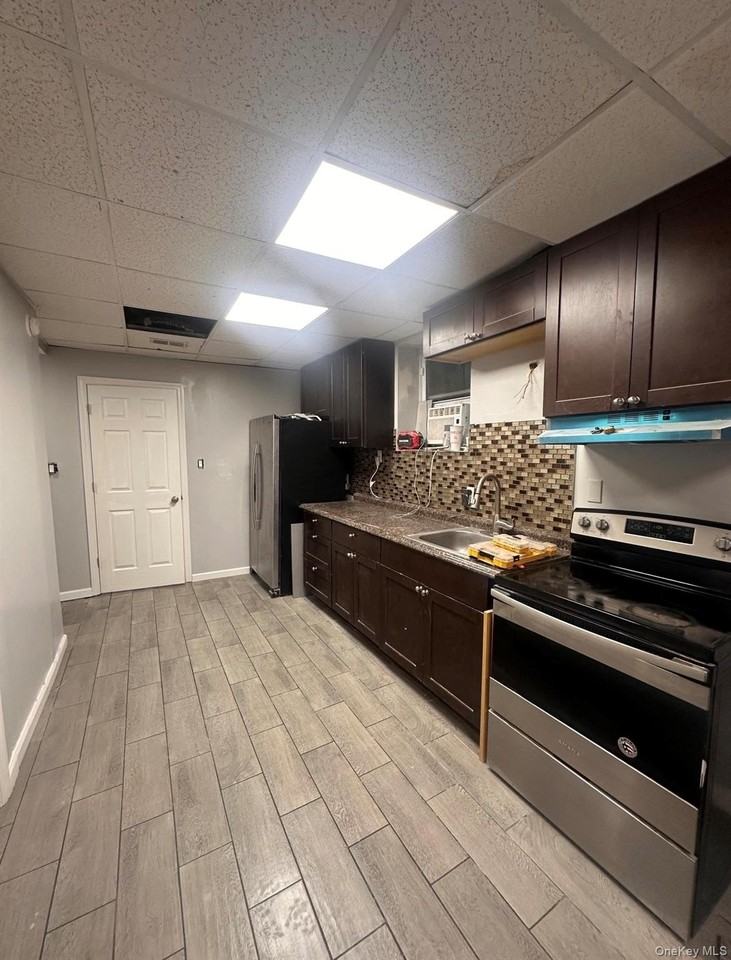 255 Smith St - Photo 2 of 8
