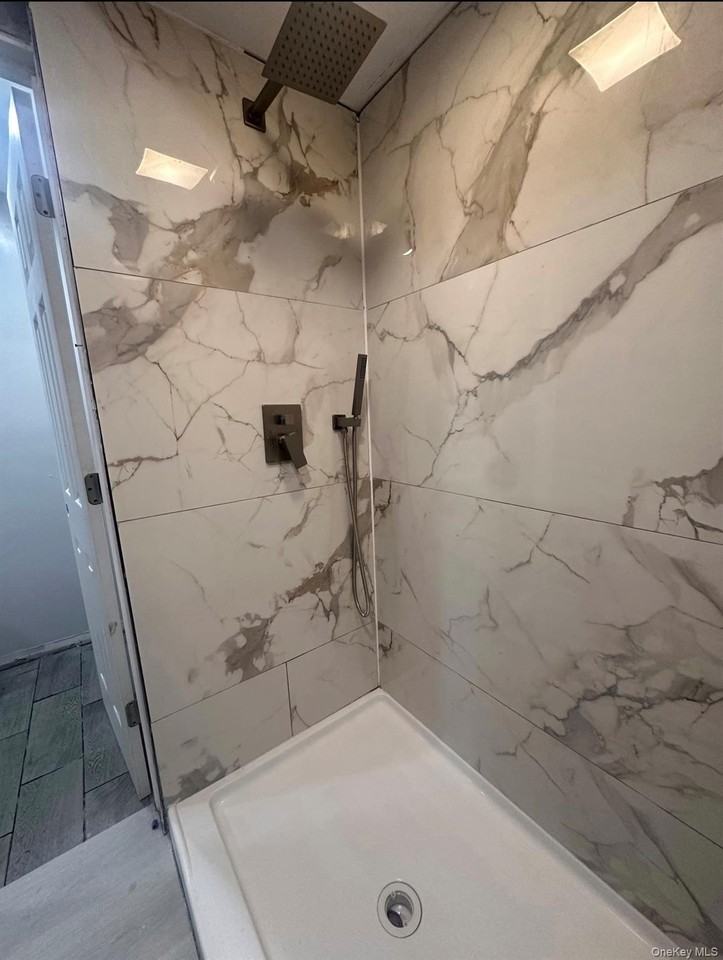255 Smith St - Photo 4 of 8
