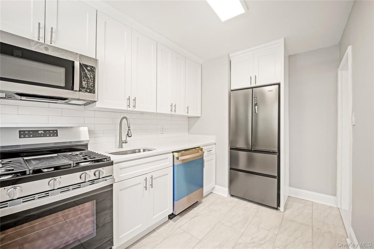 7310 Springfield Blvd - Photo 4 of 16