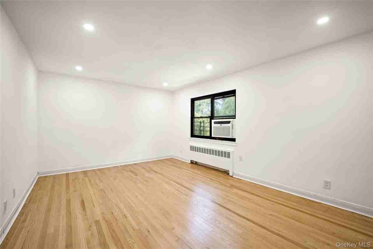 7310 Springfield Blvd - Photo 7 of 16
