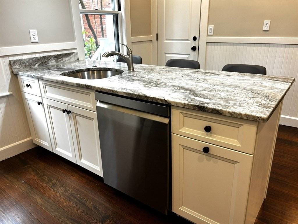 840 E Broadway #1 - Photo 4 of 24