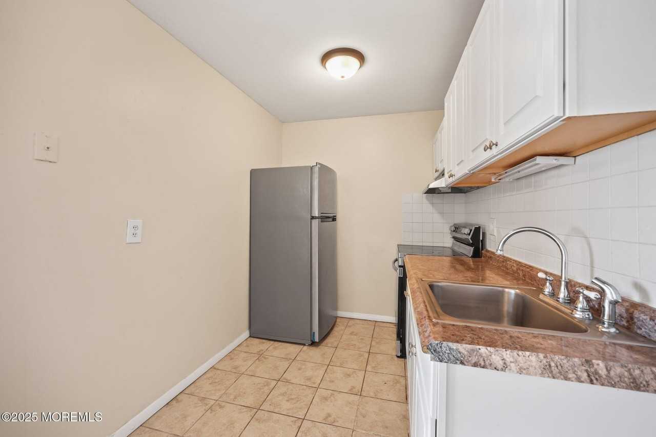 175 Buckelew Ave - Photo 5 of 31