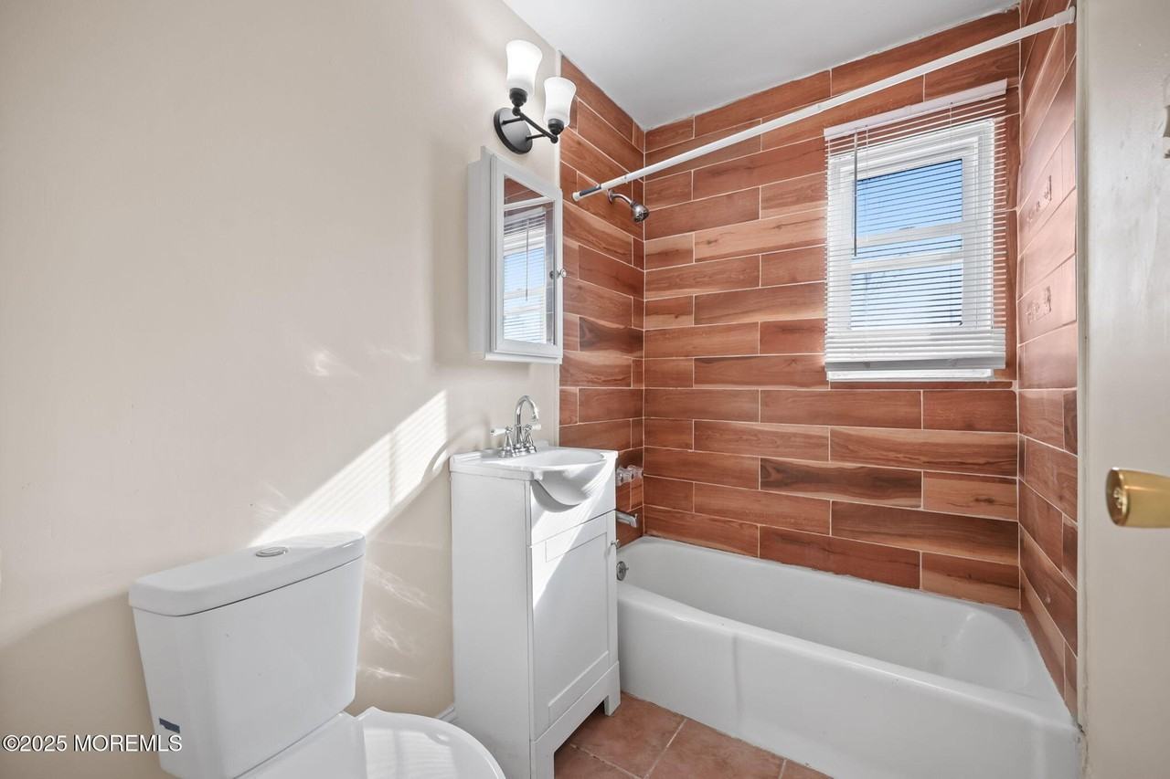 175 Buckelew Ave - Photo 6 of 31