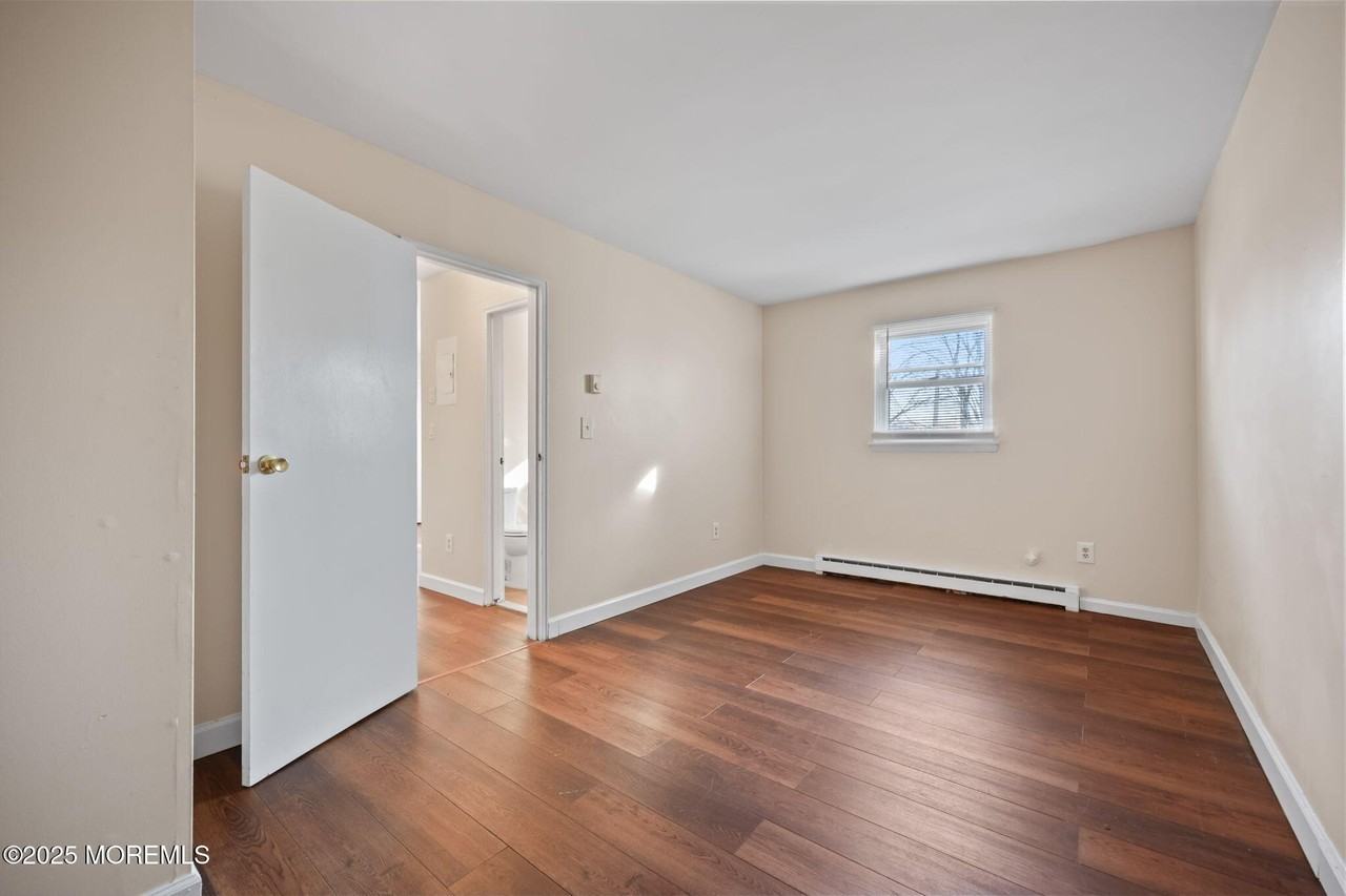 175 Buckelew Ave - Photo 7 of 31