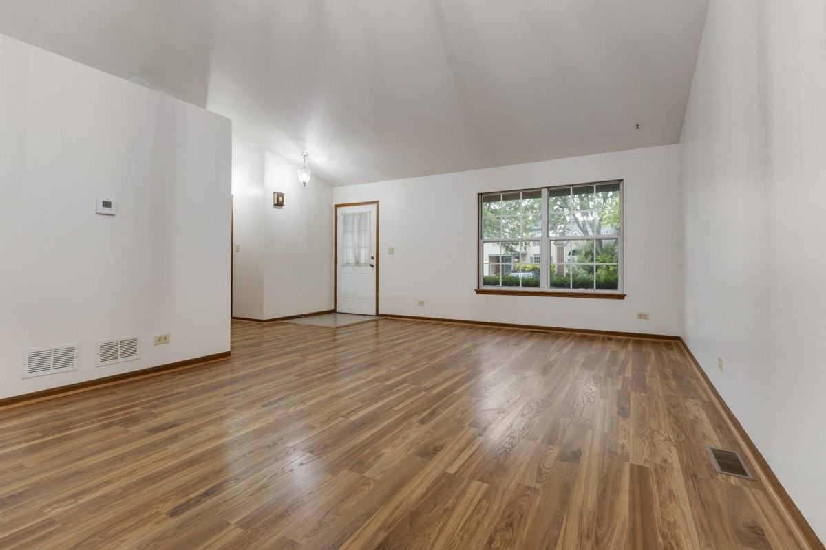 1791 Barnhill Dr - Photo 3 of 33