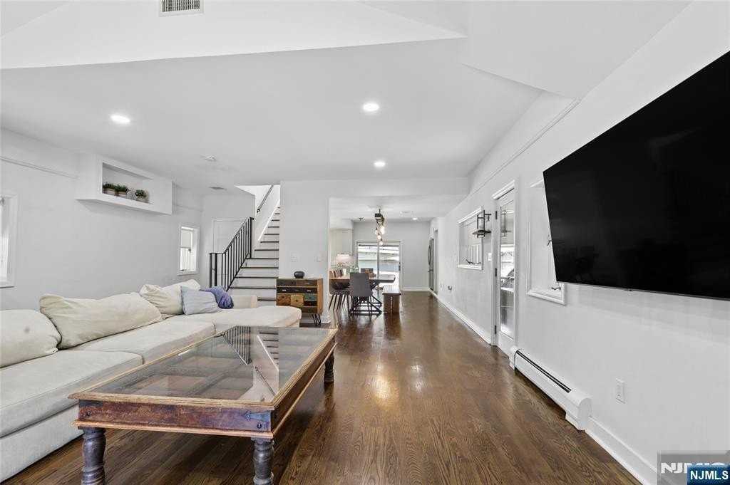 107 E Madison Ave - Photo 4 of 26