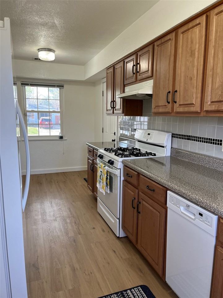 118 Nichols St - Photo 5 of 13