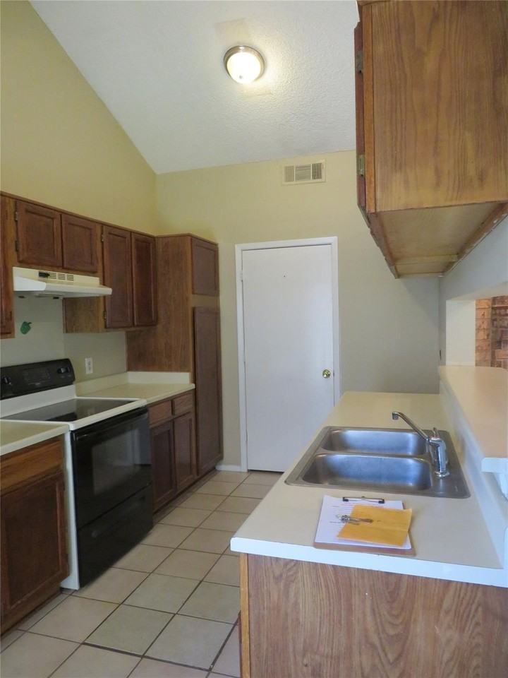 1755 Carrington Dr - Photo 4 of 14