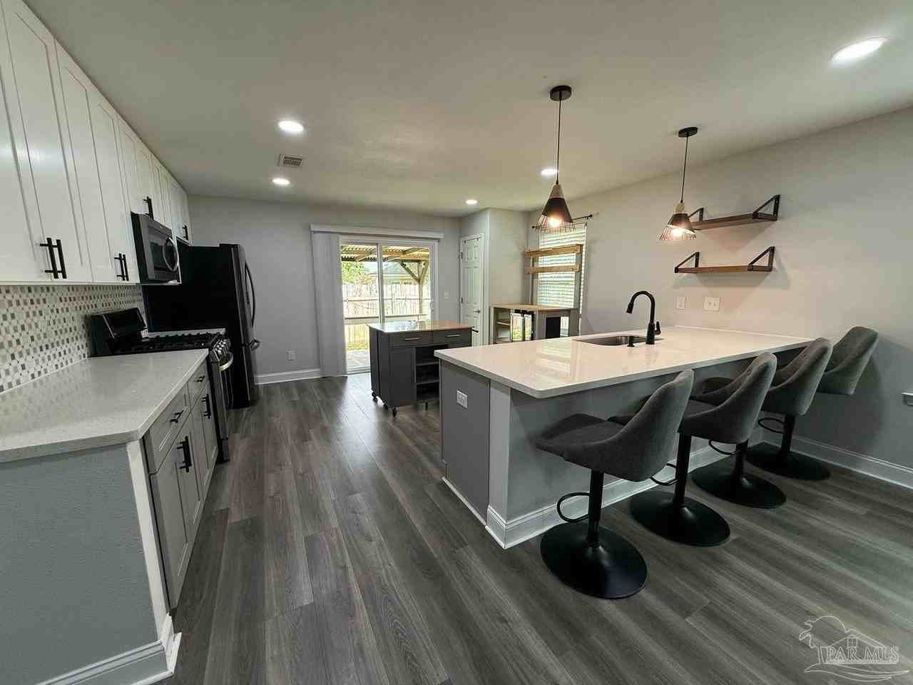 1046 Simpson St - Photo 4 of 25