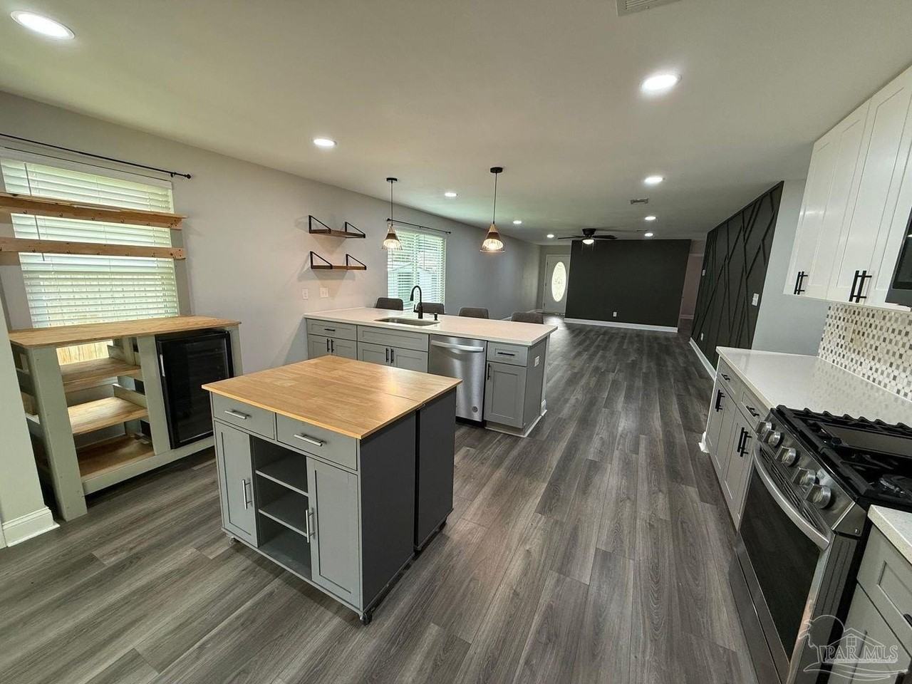 1046 Simpson St - Photo 5 of 25