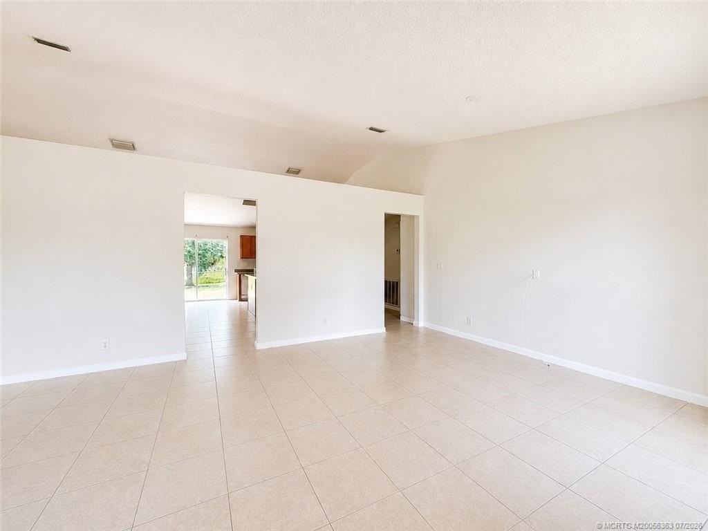 756 Se Lansdowne Ave - Photo 3 of 31
