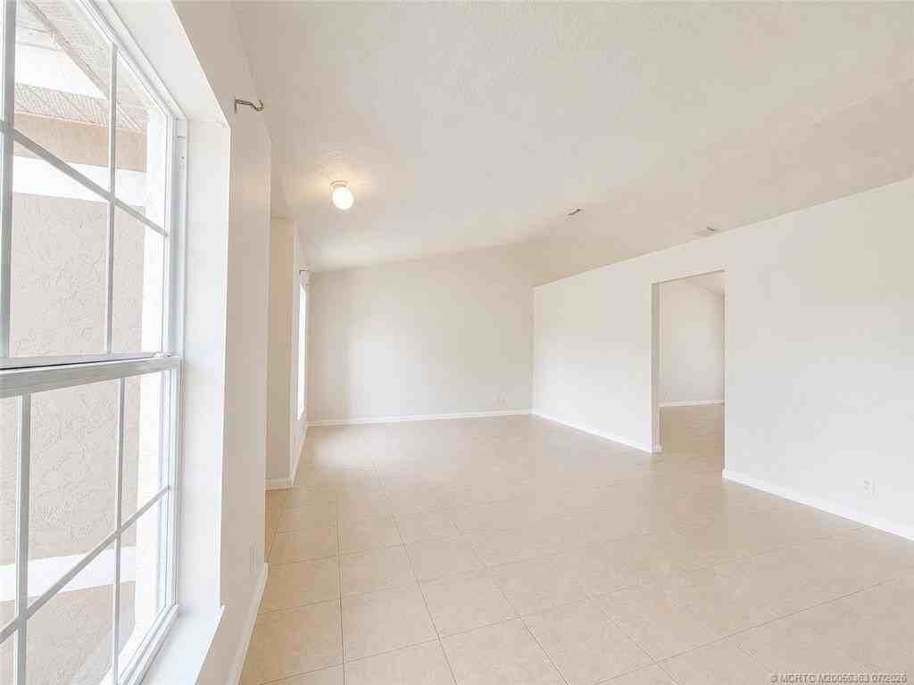 756 Se Lansdowne Ave - Photo 4 of 31