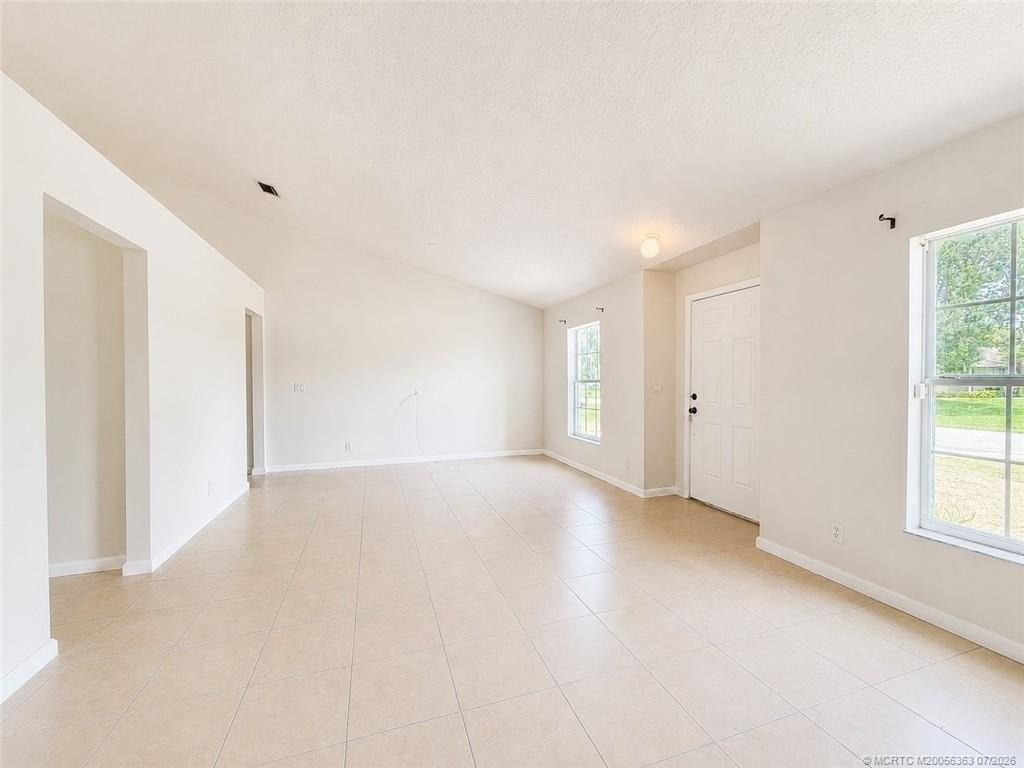 756 Se Lansdowne Ave - Photo 5 of 31