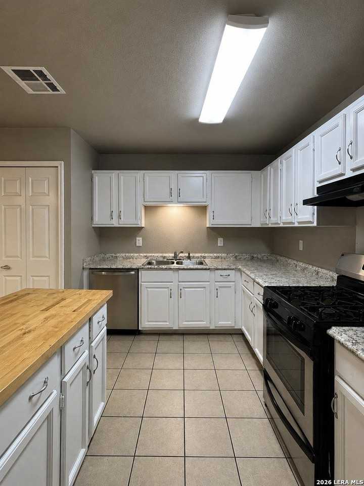 8023 Laurel Bnd - Photo 7 of 22