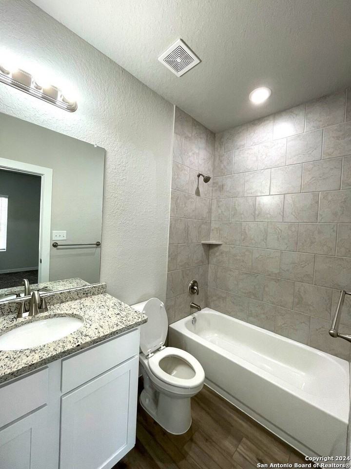 21518 James Charles - Photo 2 of 20