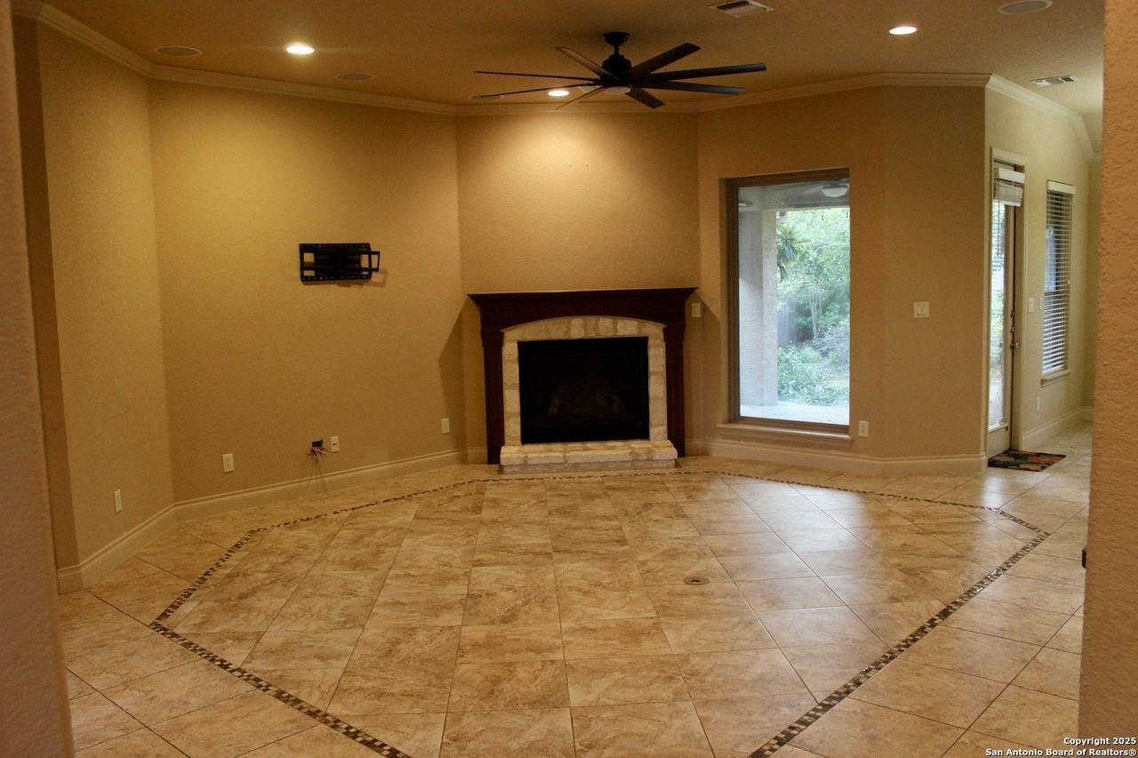 215 Evans Oak Ln - Photo 4 of 38