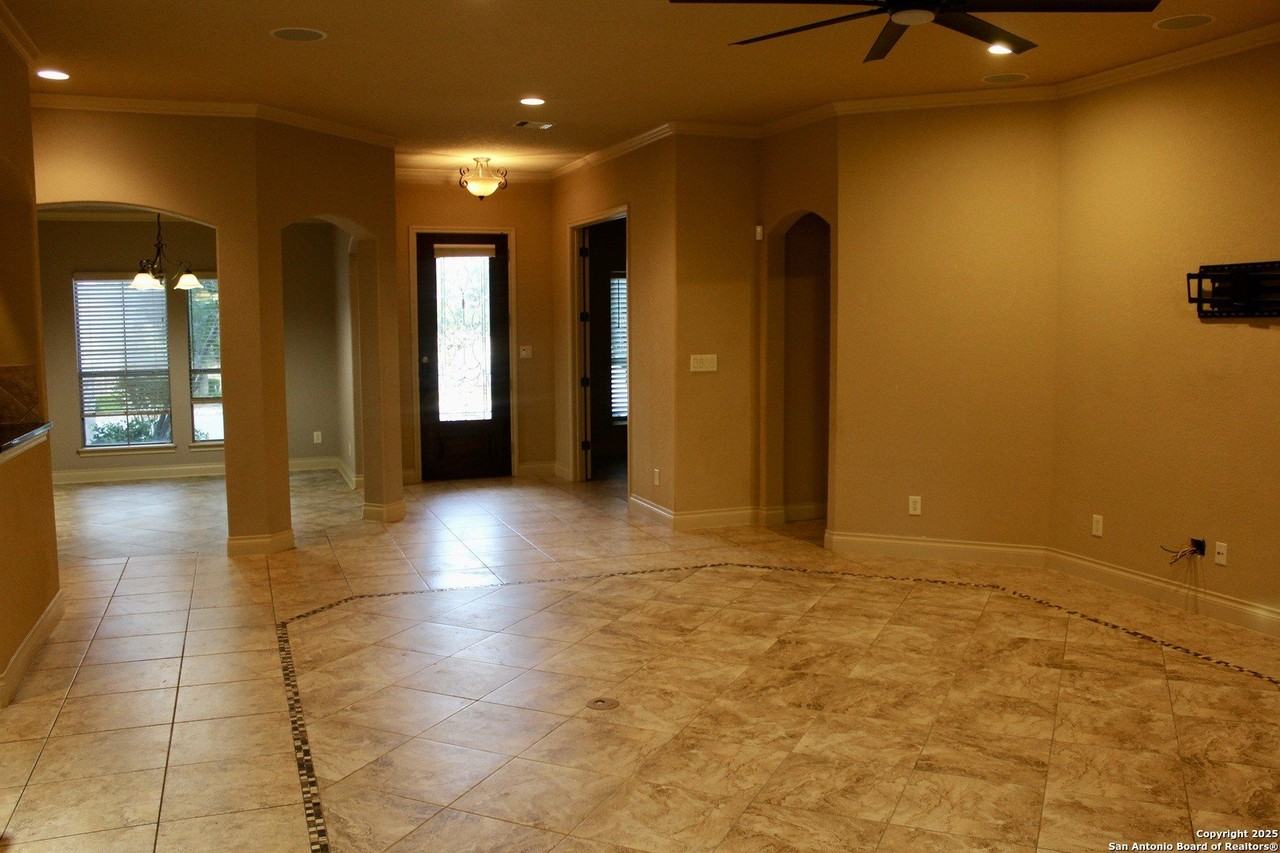 215 Evans Oak Ln - Photo 5 of 38