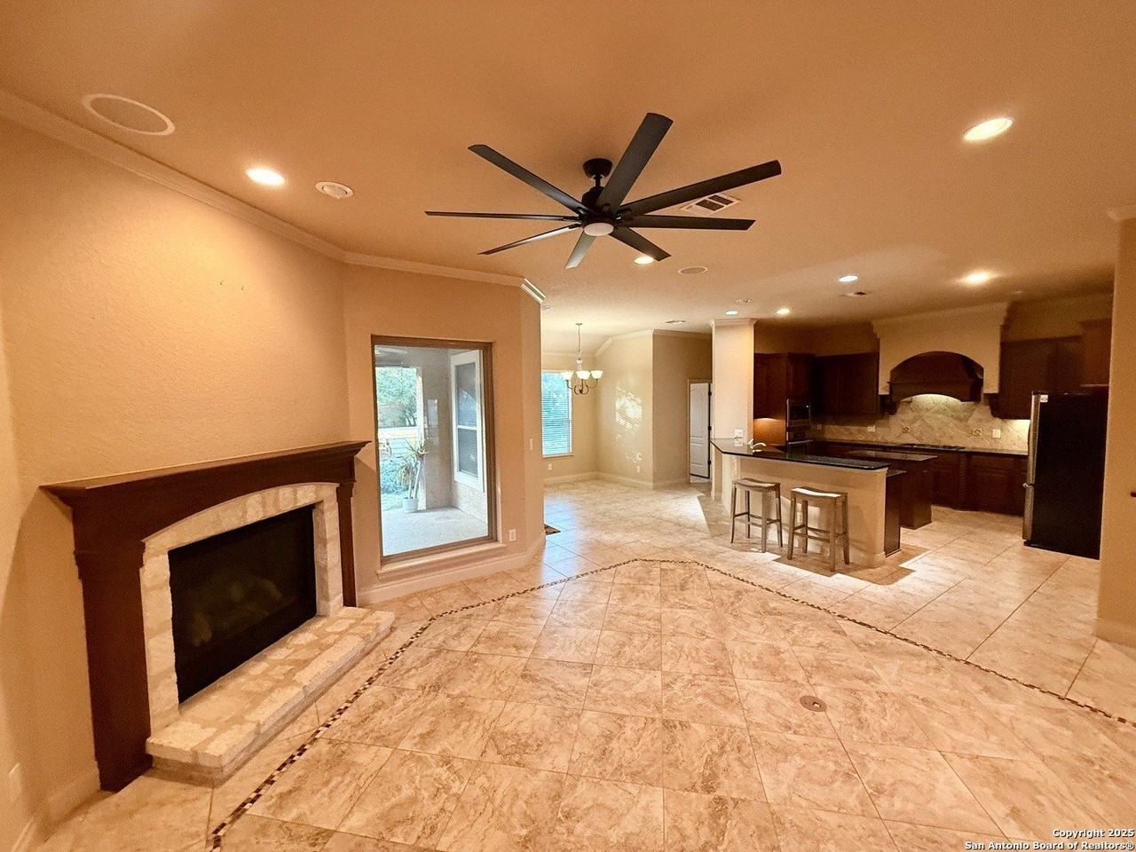 215 Evans Oak Ln - Photo 6 of 38