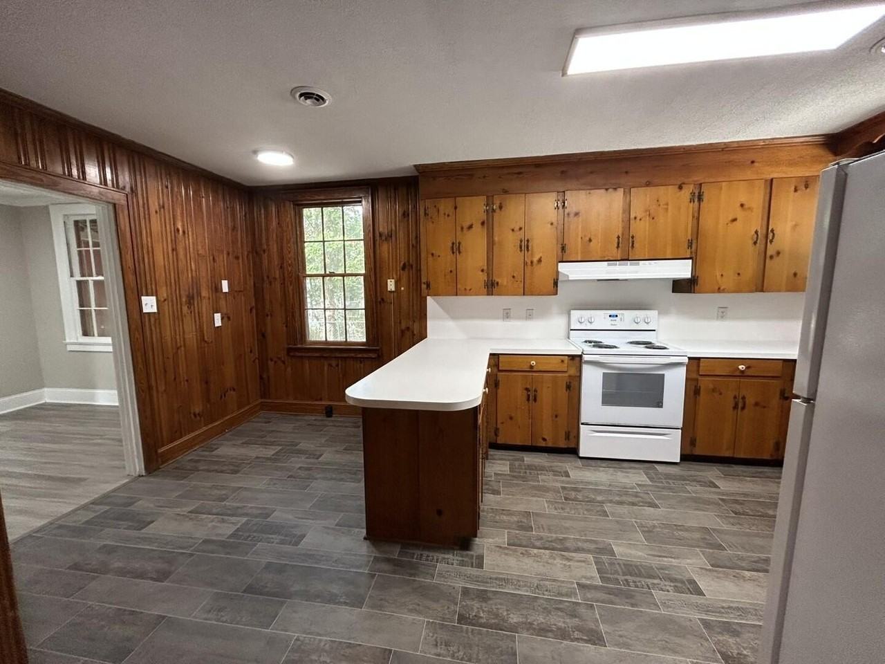 411 E Charlotte Ave - Photo 4 of 24