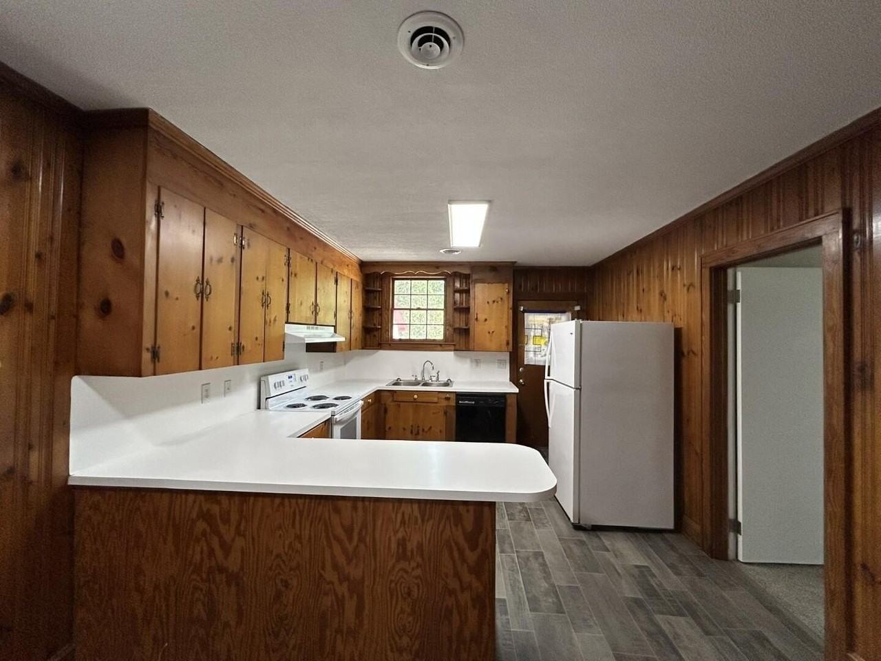 411 E Charlotte Ave - Photo 5 of 24