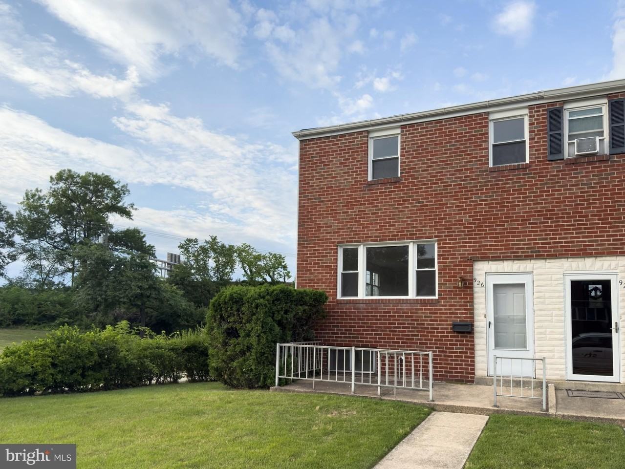 926 Regina Dr - Photo 2 of 34