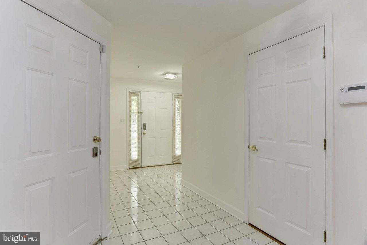 67 Taverngreen Ct - Photo 3 of 39