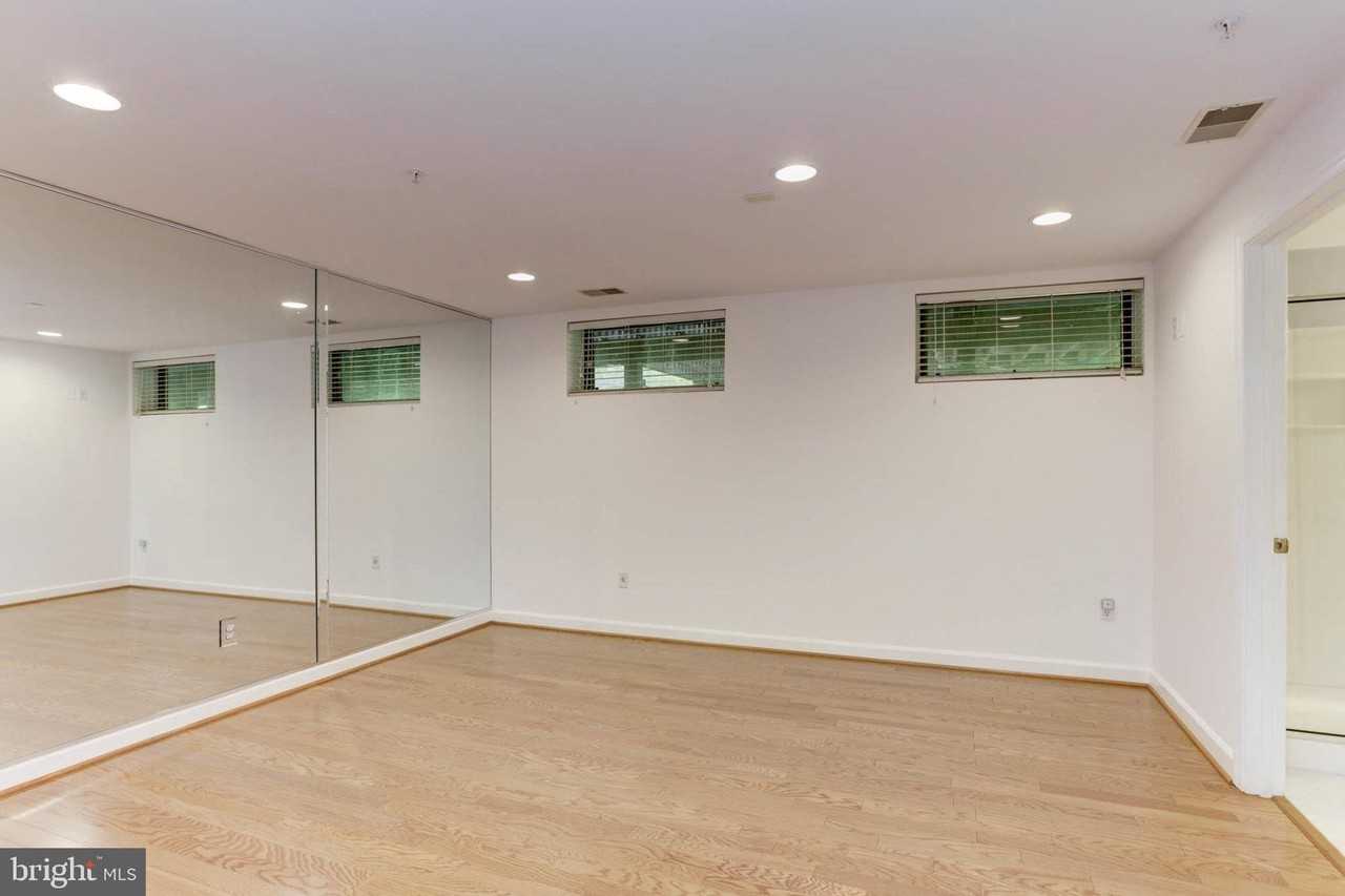 67 Taverngreen Ct - Photo 4 of 39