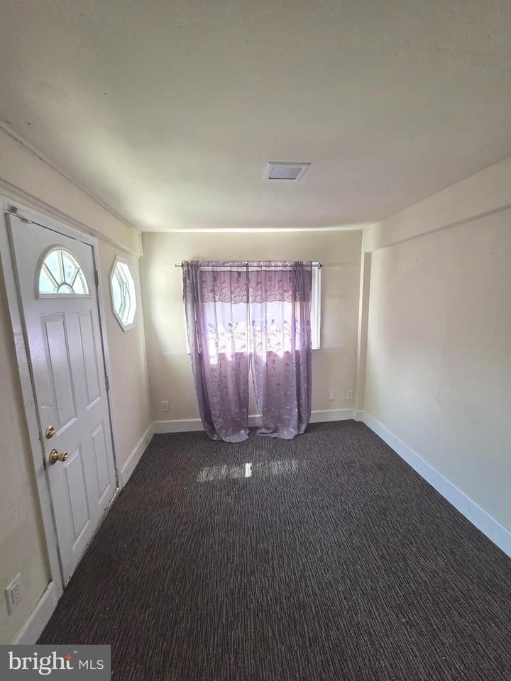 441 Croyden Rd - Photo 2 of 11
