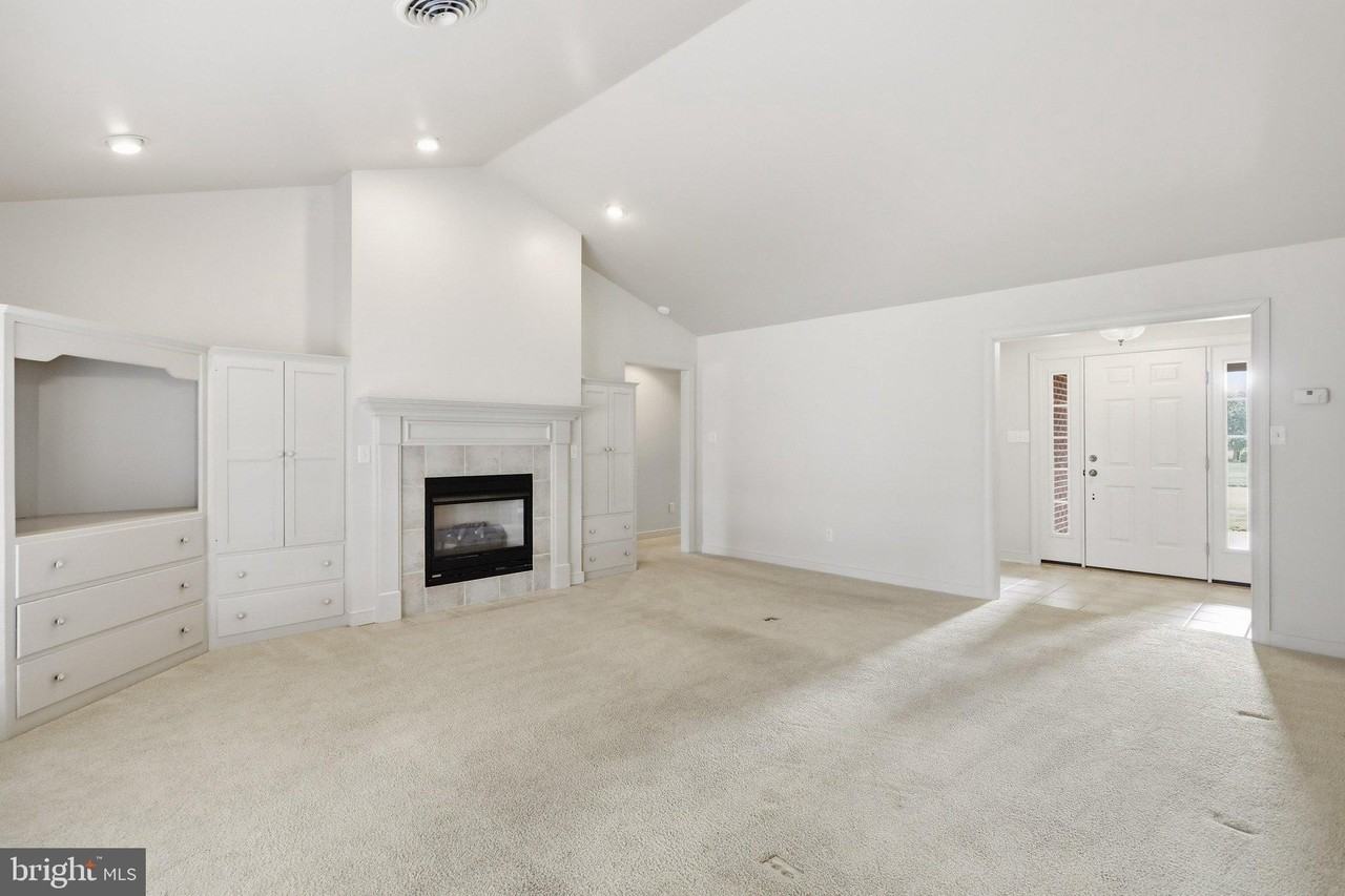 321 Sue Linn Dr - Photo 5 of 37