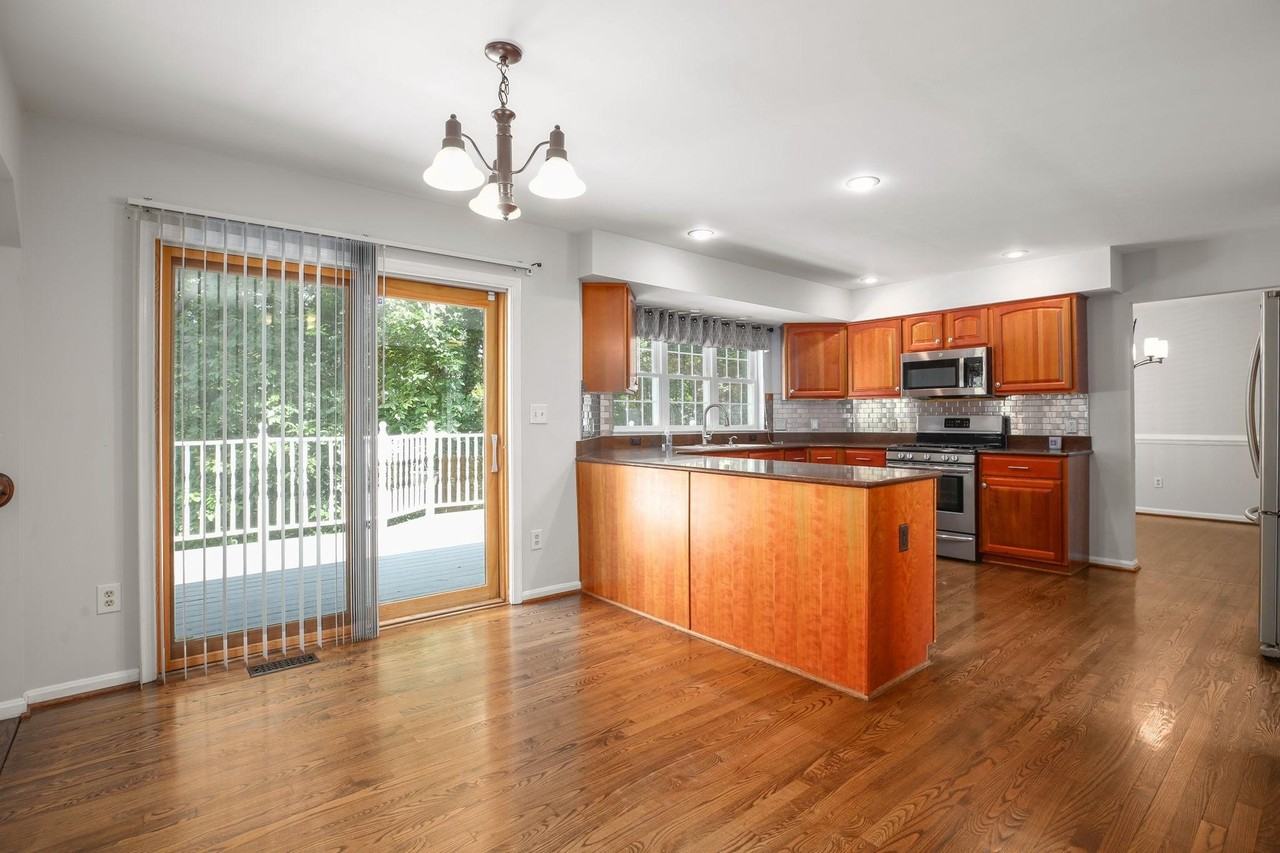 10205 N Hampton Ln - Photo 3 of 49