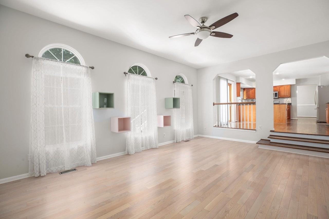 10205 N Hampton Ln - Photo 4 of 49