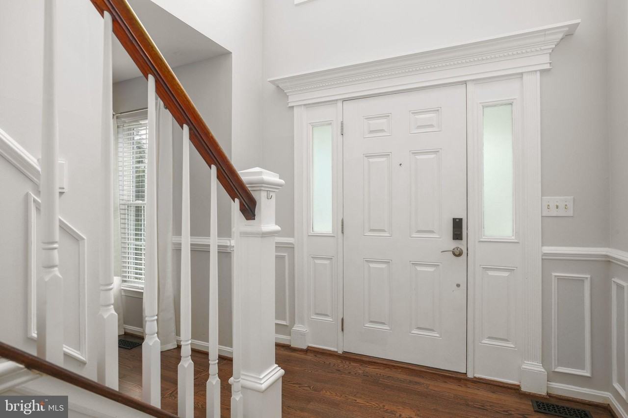 10205 N Hampton Ln - Photo 5 of 49