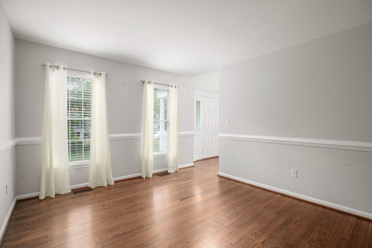 10205 N Hampton Ln - Photo 7 of 49