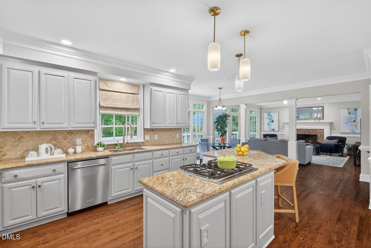 1202 Summerville Ln - Photo 2 of 43